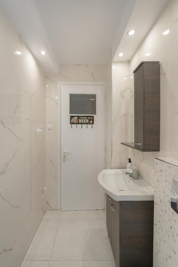 Comfy Apt Next To Metro Athena Bagian luar foto